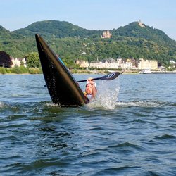 Sportler mit Slalomboot beim Kerzen
