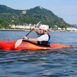 Paddler vor dem Drachenfels