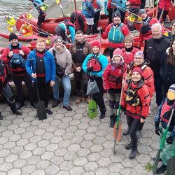 Gruppenbild Paddler vor Start Laternchenfahrt