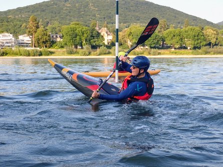 Bild Kanutin beim Slalomtraining